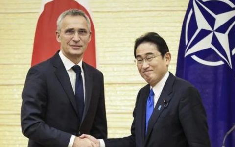 好战分子斯托尔滕贝格到日韩贩卖焦虑！