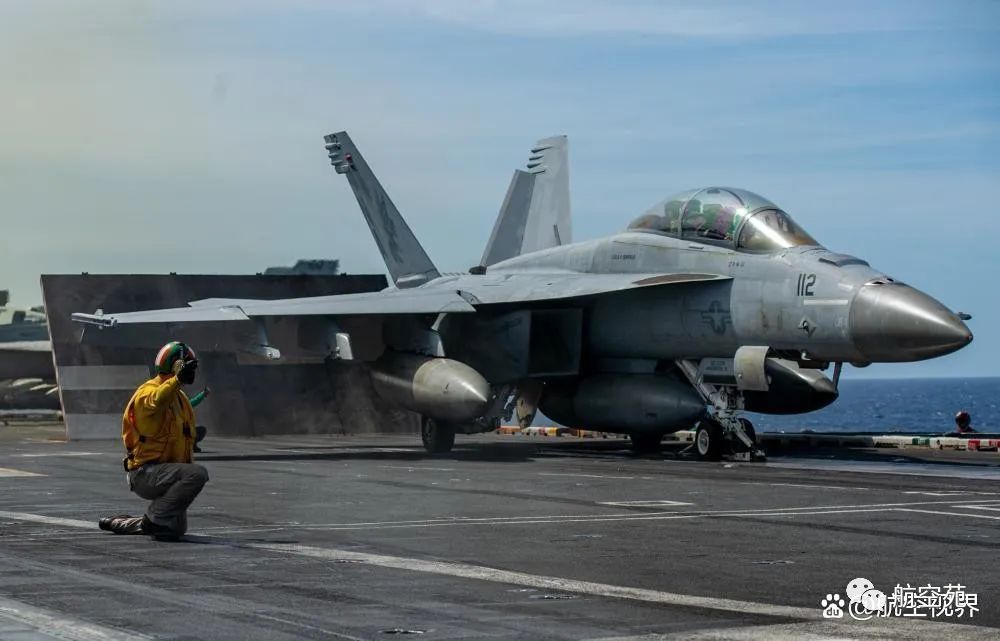 美国F-22A猛禽战斗机击落中国飞艇，给解放军示范？美军航母掉头就走，远离十段线