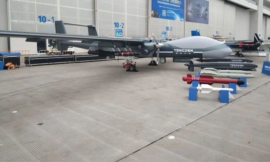 央视披露中国无人机新突破：无人母机挂无人子机，化身无人轰炸机