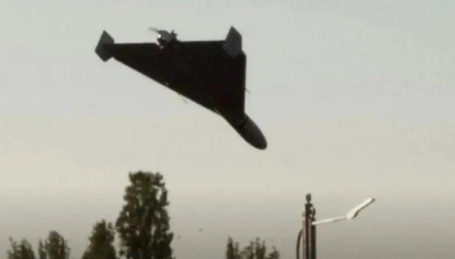 央视披露中国无人机新突破：无人母机挂无人子机，化身无人轰炸机