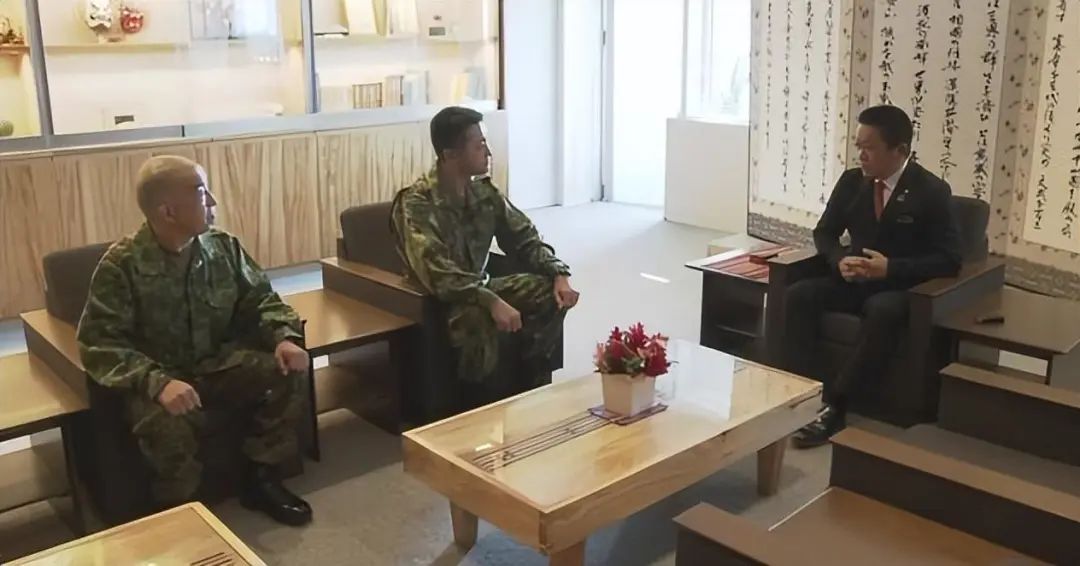 台岛以东，一艘“不沉航母”启用？火箭军的东风快递又多了一个靶子