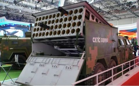 48机火箭炮式齐射！中国蜂群无人机再出力作，200公里无死角覆盖