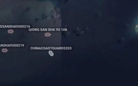 中业岛领海线内，中国船越聚越多，解放军的军舰，就跟在后面