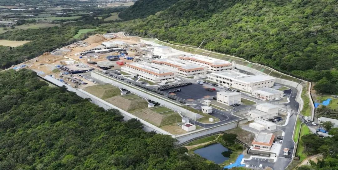 台岛以东，一艘“不沉航母”启用？火箭军的东风快递又多了一个靶子