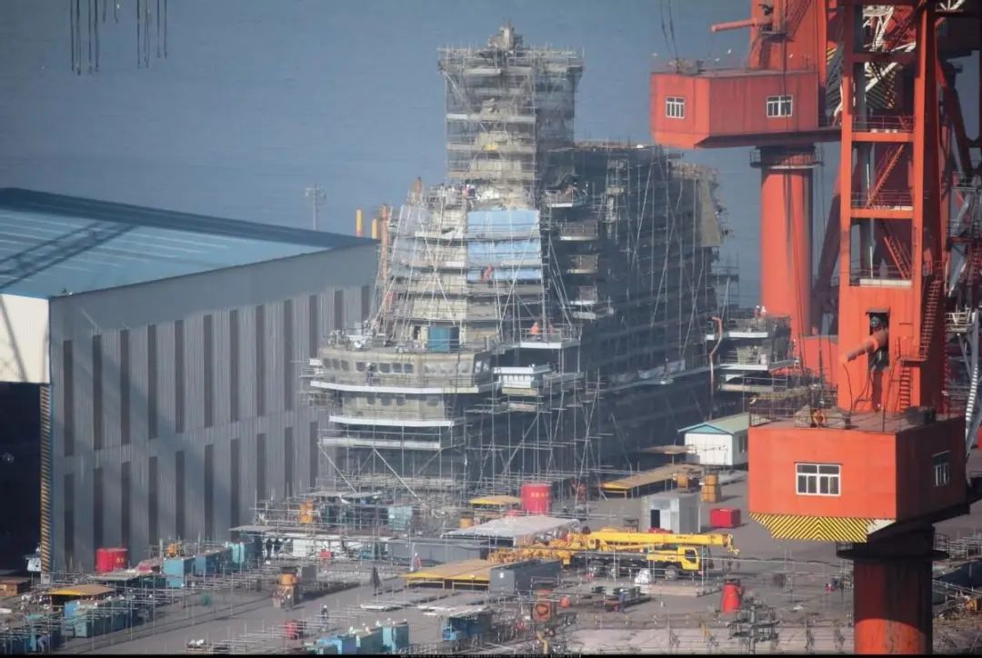 一夜过后，上海江南厂内，新航母的旁边，又一艘巨舰突然出现了
