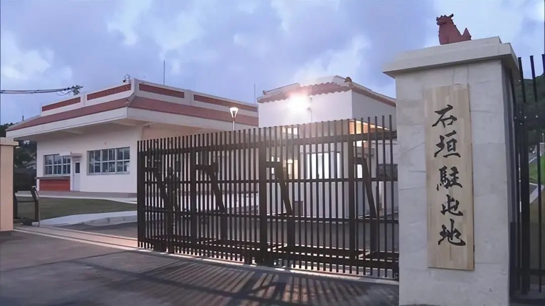 台岛以东，一艘“不沉航母”启用？火箭军的东风快递又多了一个靶子