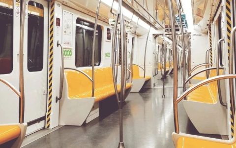 地铁座椅为什么都是滑滑的