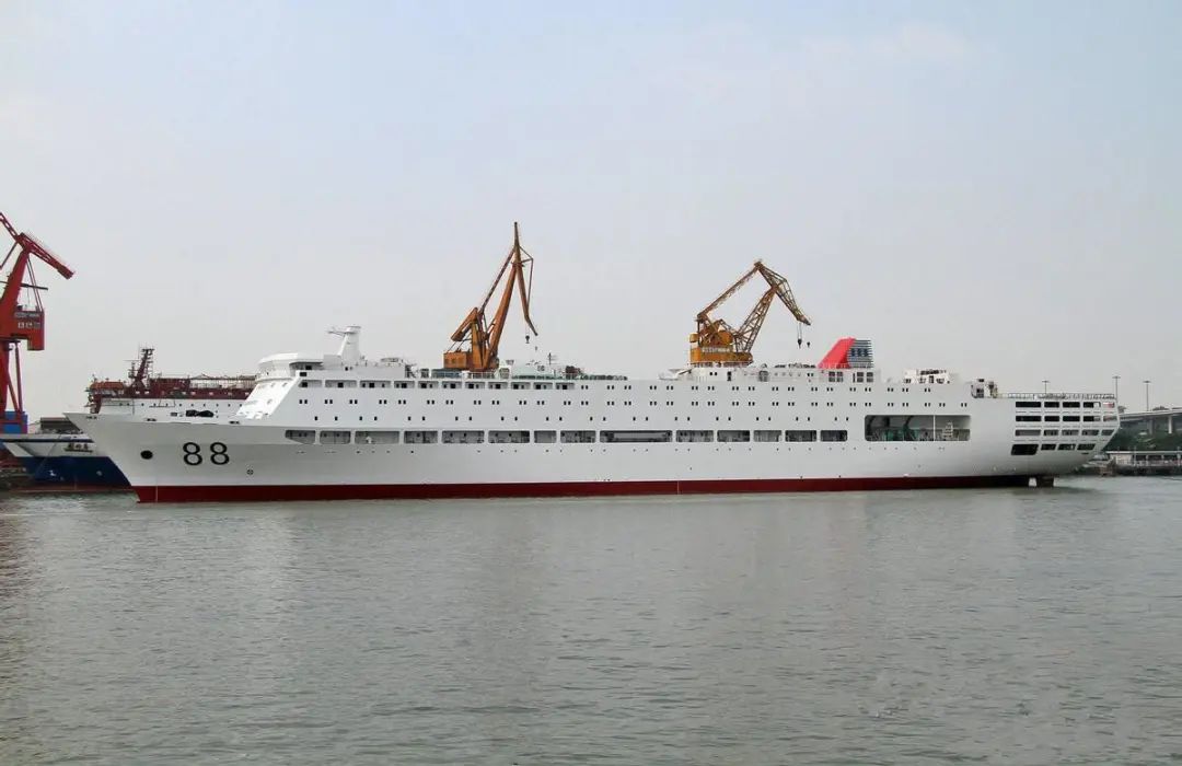 一夜过后，上海江南厂内，新航母的旁边，又一艘巨舰突然出现了