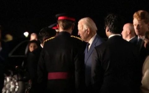 这份涉及拜登的敏感信息，竟被人在大马路上捡到了……