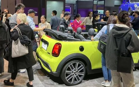 今天我去了宝马mini的展台……