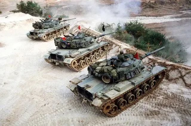 同样一个连，美军14辆坦克，俄军10辆坦克，中国比他们多还是少？