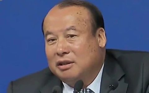 他曾被称为“第二个李嘉诚”，被“自家人”起诉后，公司多项重要资产又被冻结！