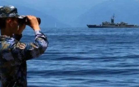 我军需要摆拍照片，对面的台湾军舰靠近点