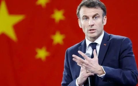 站在五星红旗下，马克龙朝美国开火，法国非常想做，第三超级大国