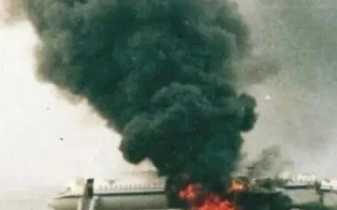 中国最惨烈劫机案始末：三架飞机相撞爆炸，128人丧生，世界震惊