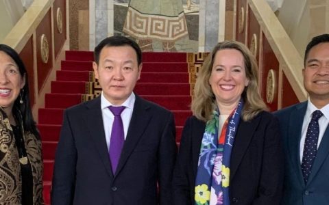 可恶，美国把“指挥棒”指向“中俄搬不走的邻居”？！