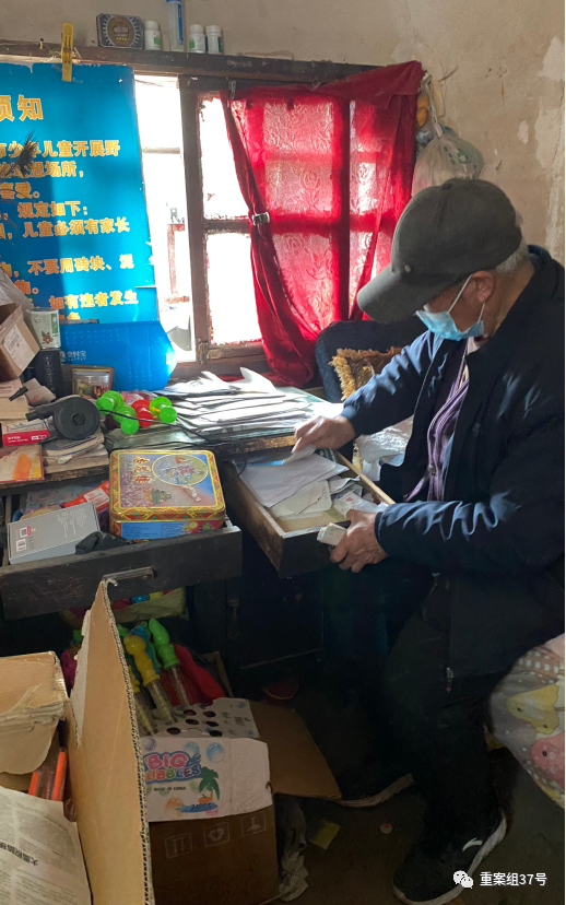 一个八旬老人和他年迈的动物园