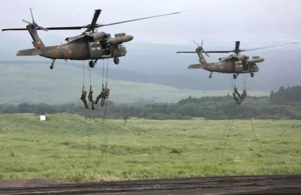 直升机坠海！日本第8师团司令部团灭，陆上自卫队为何海上作死？