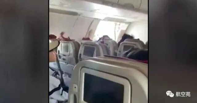 飞行途中男子打开舱门，试图跳下飞机被拉住 逮捕后拒绝透露作案动机