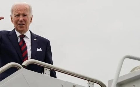 拜登不顾美国最大危机，也要飞到中国家门口布局！什么信号？