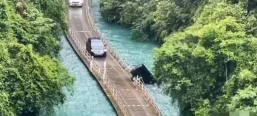 ​网红浮桥“翻车”致5人遇难，怪桥还是怪车？