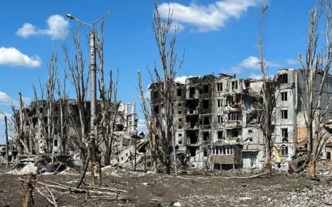 踩着废墟拿下多米诺，滑翔炸弹成制胜法宝！