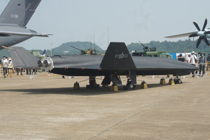卫星在台海一线发现新动静：2架黑色飞翼式新机，助力我军反航母