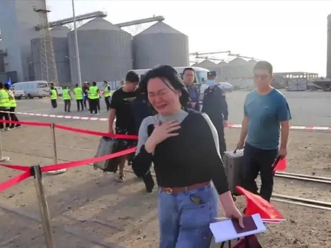 中国海军赴非洲撤侨1300多人，人走了10多亿美元资产怎么办？