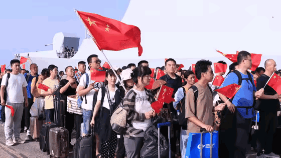 中国海军赴非洲撤侨1300多人，人走了10多亿美元资产怎么办？