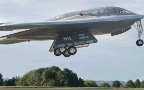 美军出手在即？超级炸弹意外曝光，B-2隐形轰炸机停飞半年后突然重返天空