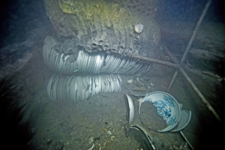 用33米长、14米宽的大箱子，把沉船一次性捞上来……