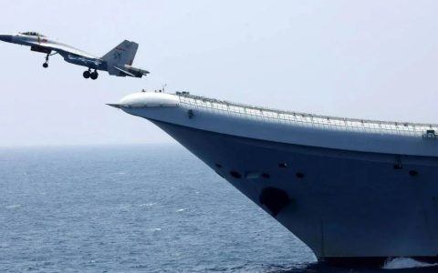 电磁弹射器已成刚需，解放军的两艘滑跃式航母，有必要“开膛破肚”？