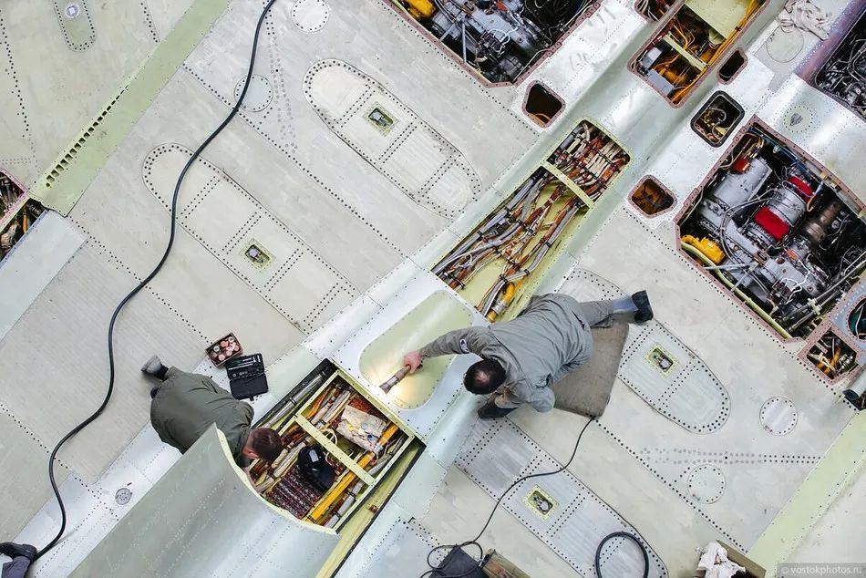 为什么都2023年了，各国造飞机还要靠老师傅手搓？