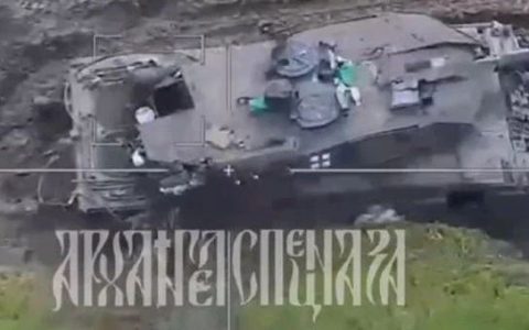 又一辆豹2A6坦克被毁！俄军柳叶刀巡飞弹立功，击中要害燃大火