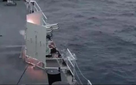 自杀无人艇泛滥！055大驱10管火箭炮，猛烈开火，直接轰成渣
