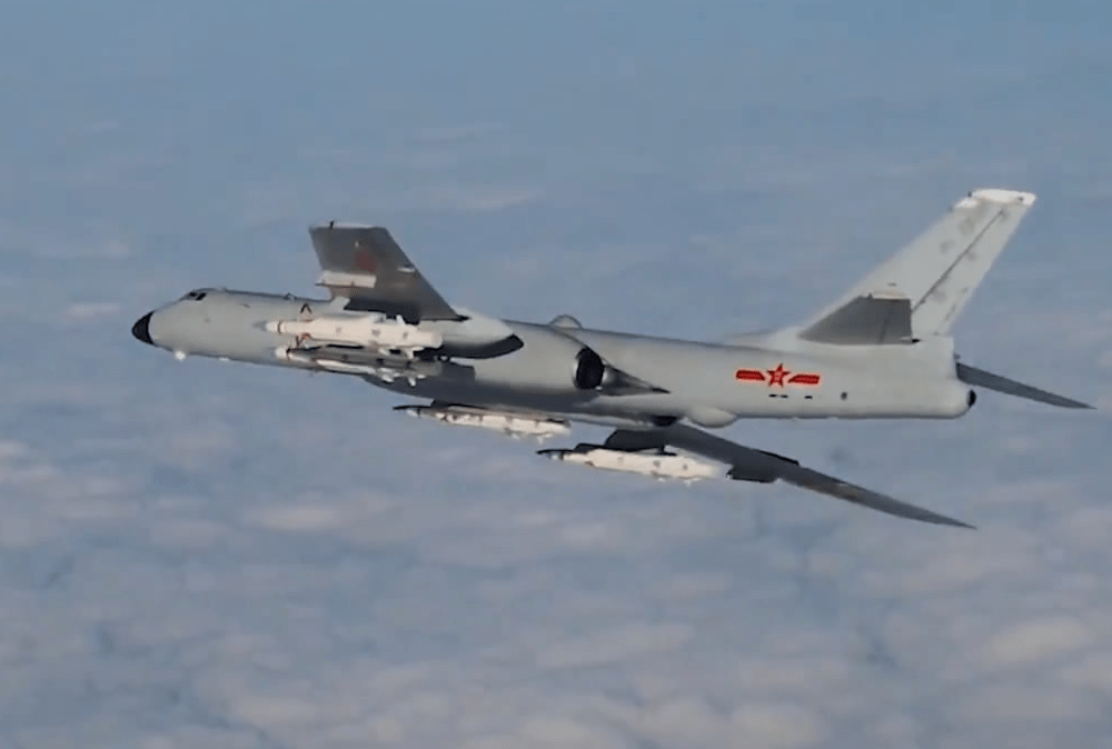 飞越钓鱼岛、低空掠过美军航母、火控雷达照射发射实弹？网上关于轰-6的传言是真的？