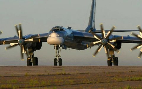 俄罗斯战略轰炸机，降落在中国南京，中俄这次出手，绝对不同寻常！