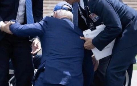 拜登摔了一个大跟头