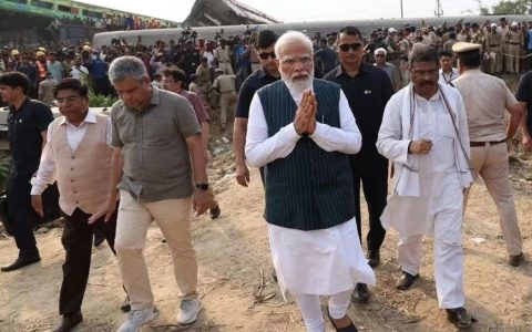 莫迪一脸凝重去了现场，但现场这两幕，激怒了很多印度人