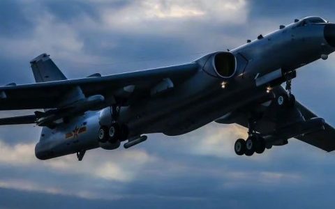 轰-6K突然俯冲，进入掠海模式，光电系统紧紧锁住，对抗中解放军大获全胜