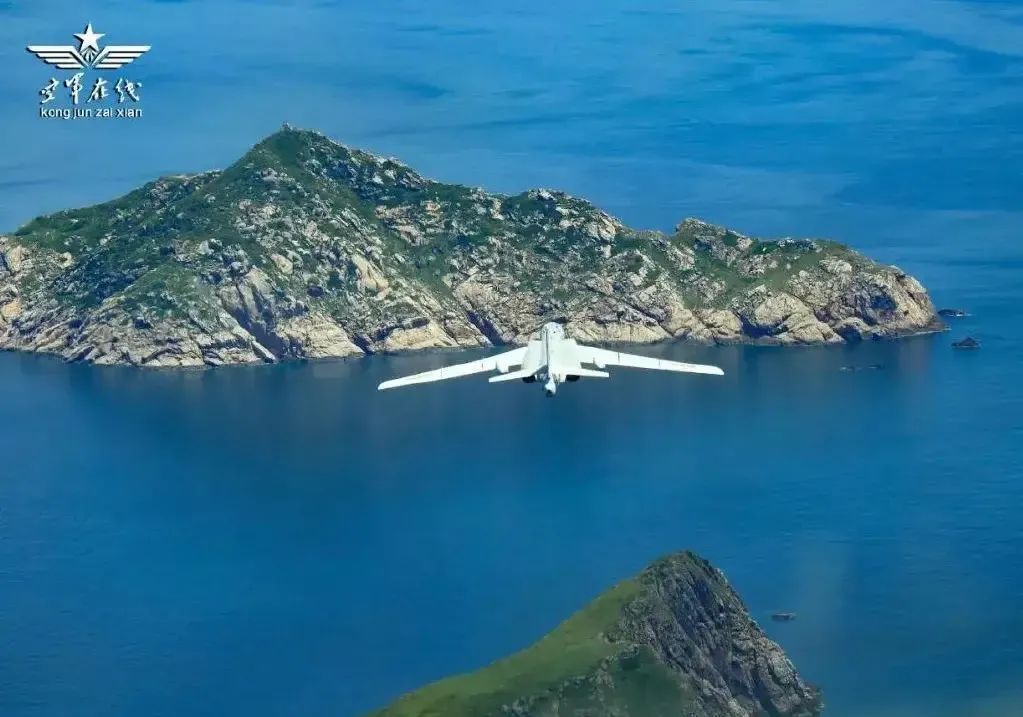 飞越钓鱼岛、低空掠过美军航母、火控雷达照射发射实弹？网上关于轰-6的传言是真的？