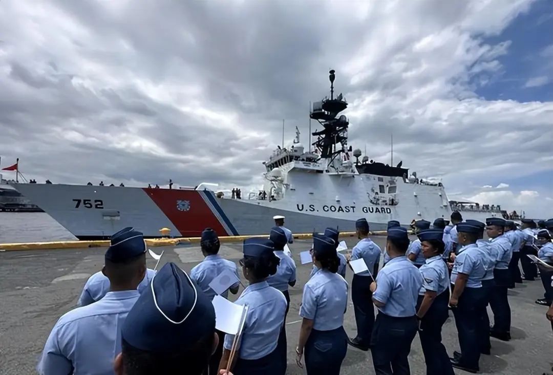 布林肯刚走，美“第二海军”就穿越台海！想玩“炮舰外交”？