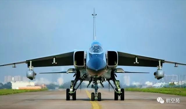 强势登场！歼16D战机炫酷亮相，造价比五代机歼-20更贵