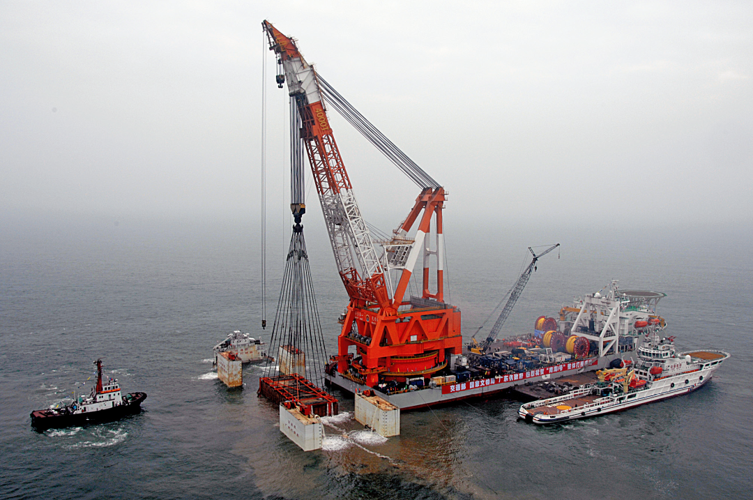 用33米长、14米宽的大箱子，把沉船一次性捞上来……