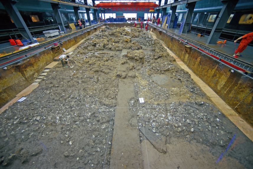 用33米长、14米宽的大箱子，把沉船一次性捞上来……