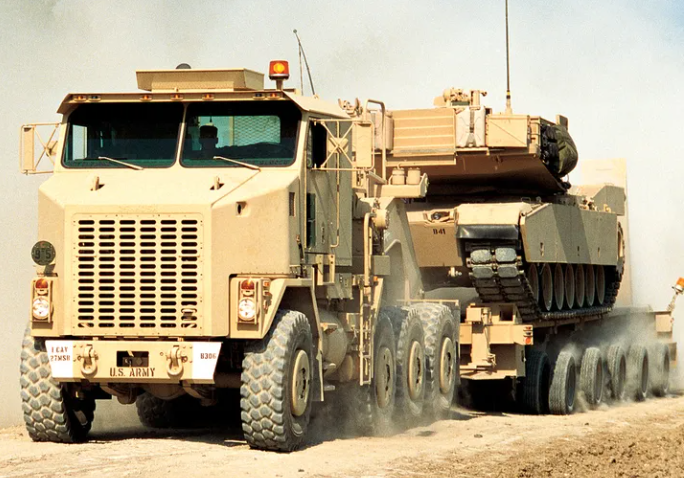 解放军最强坦克运输车，罕见亮相！可以驮着60吨的99A坦克，翻山越岭