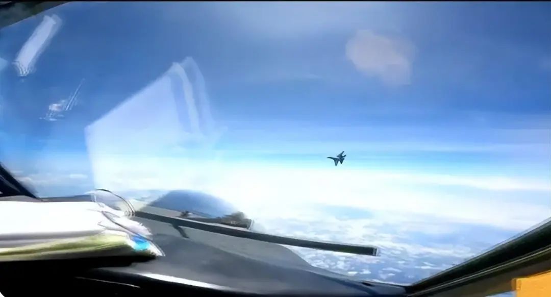 3地突现不寻常行动，战略遏华继续推进，解放军反制让美国担心