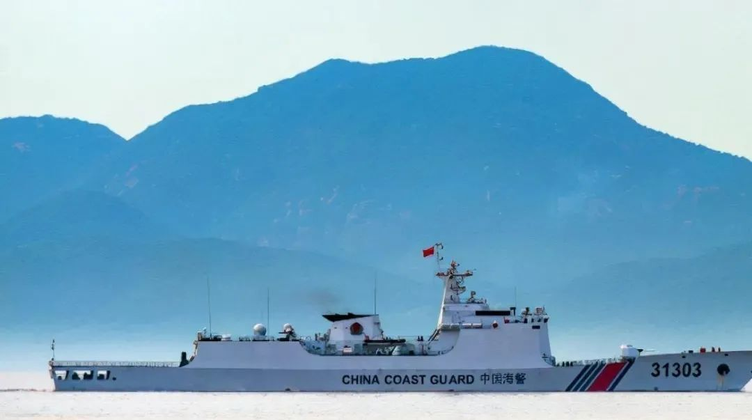 12000吨，你跟我说这是中国海警船？这个世界还是拳头大的说了算