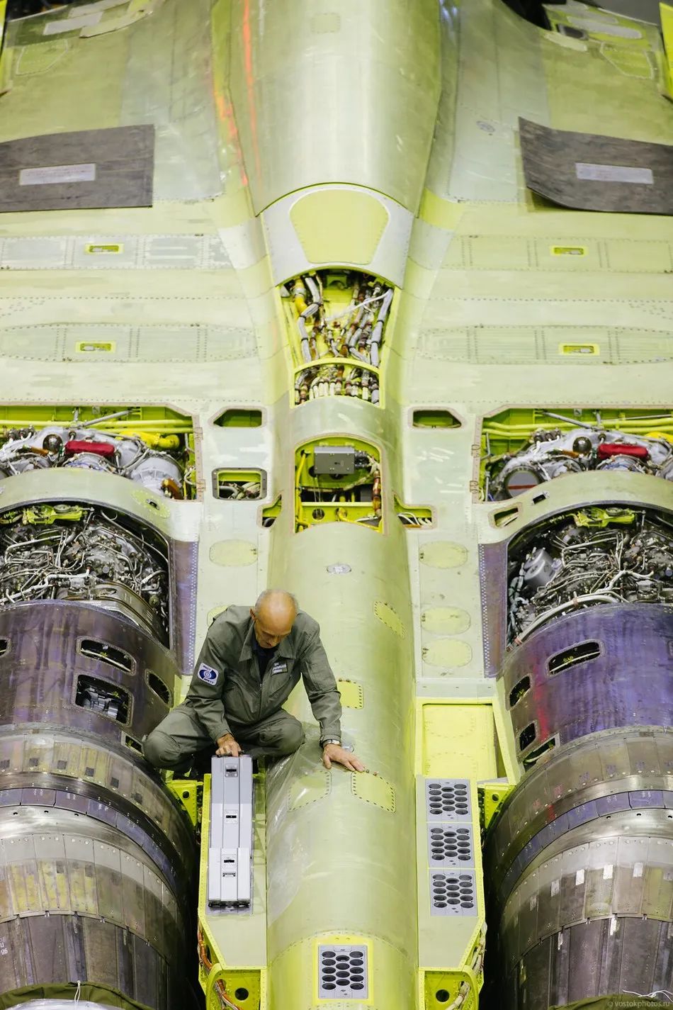 为什么都2023年了，各国造飞机还要靠老师傅手搓？