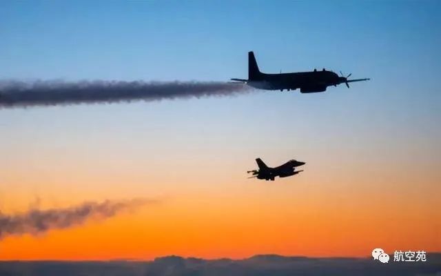 强势登场！歼16D战机炫酷亮相，造价比五代机歼-20更贵